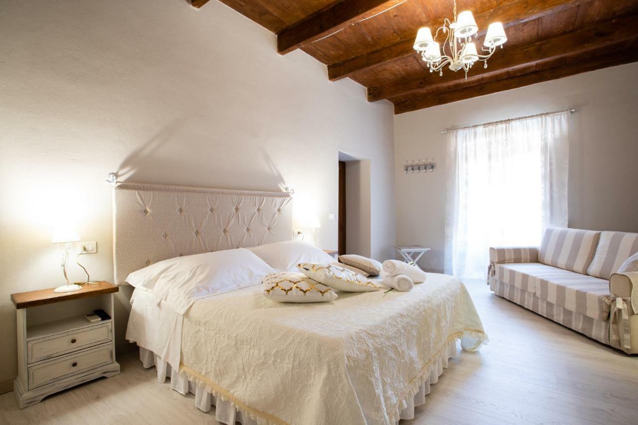 Domo 'E Sa Rosa Hotel Bosa Buitenkant foto